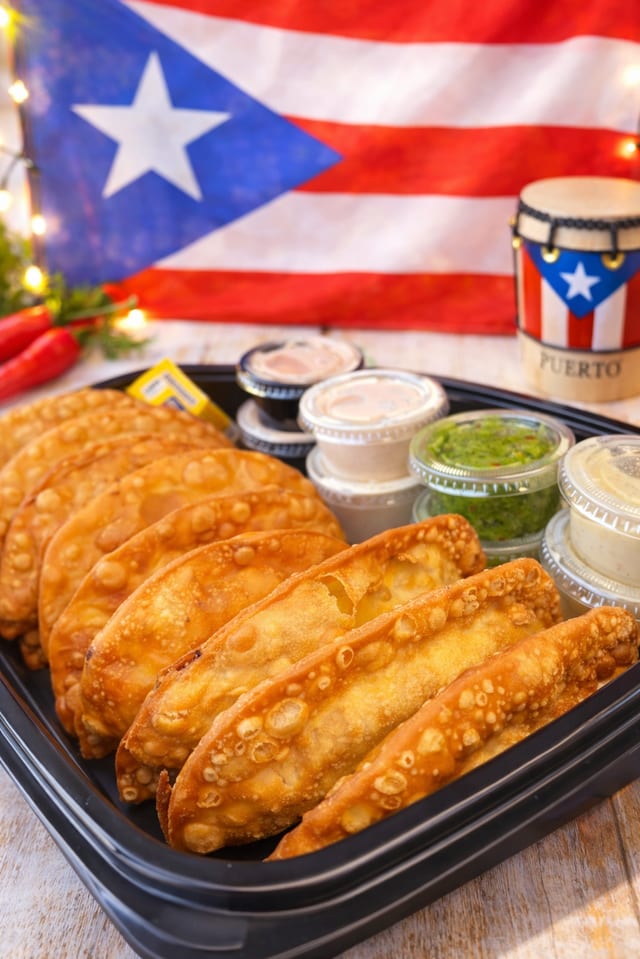 12 Pack Pastelillos + 6 Sauces.