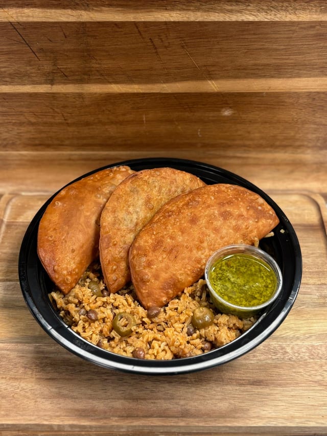 3 Pastelillos + 1 Side + 1 Sauce.